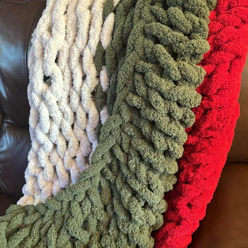 Hand Crafted Chunky Knit Blanket - Picture 10 of 10